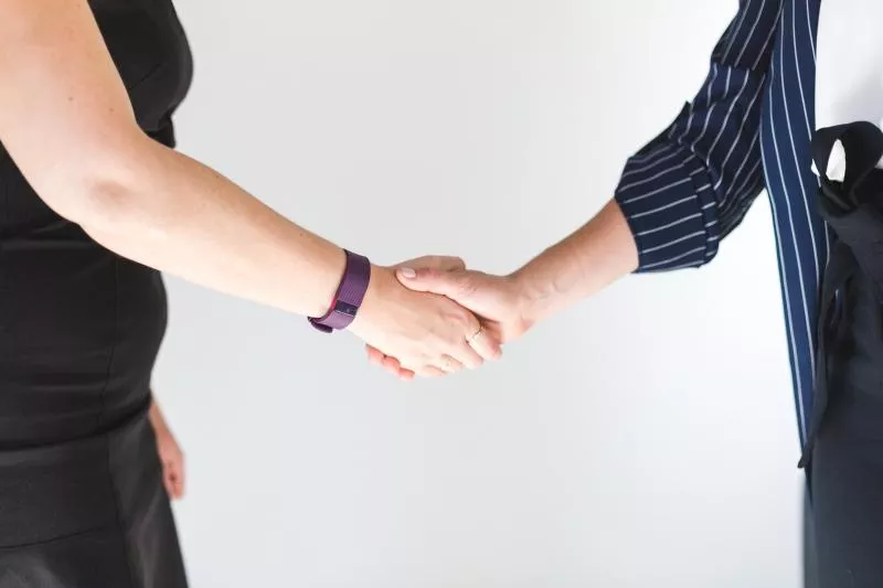 business-women-shaking-hands_4460x4460